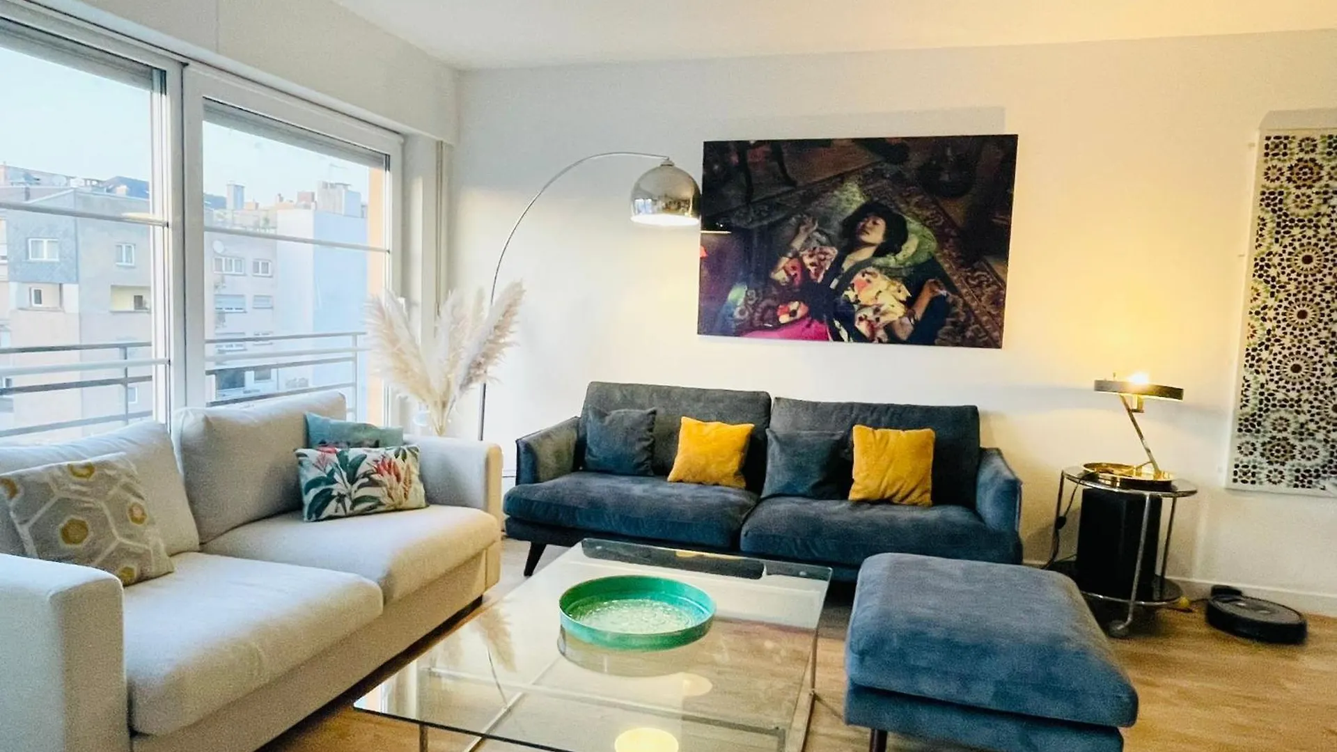 Large 2 Bedrooms Flat With Terrace And Oarking location